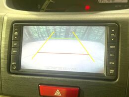 【バックカメラ】駐車時に後方がリアルタイム映像で確認できます。大型商業施設や立体駐車場での駐車時や、夜間のバック時に大活躍！運転スキルに関わらず、今や必須となった装備のひとつです！