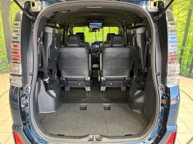 後席を格納すると、これだけの広さが！シーンに合わせたシートアレンジで、大きな荷物も積むことが出来ます♪