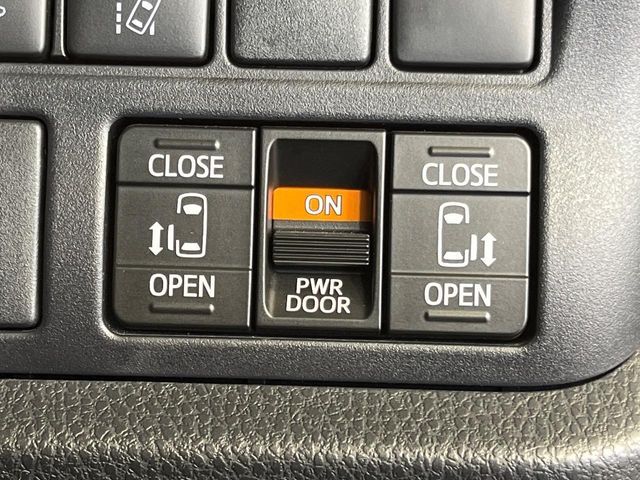 【両側パワースライドドア】スマートキーや運転席のスイッチで後席両側スライドドアの開閉が可能♪電動だから力を入れてドアを開ける必要が無く、小さなお子様でも簡単に開け閉めでき快適です♪