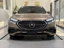 メルセデス・ベンツ八王子の最新のショールームには、大型モニターがあり最先端のメルセデス・ベンツをご体感頂けます！屋内展示場のため、天候の悪い日でも、ごゆっくりとお車をご覧頂ける店舗でございます！