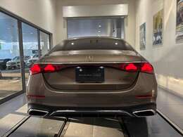 メルセデス・ベンツ八王子の最新のショールームには、大型モニターがあり最先端のメルセデス・ベンツをご体感頂けます！屋内展示場のため、天候の悪い日でも、ごゆっくりとお車をご覧頂ける店舗でございます！