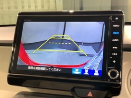 リバースギアに入れるだけで後方の表示へ切り替わります。夜間や雨の日の駐車も楽になりますよ。