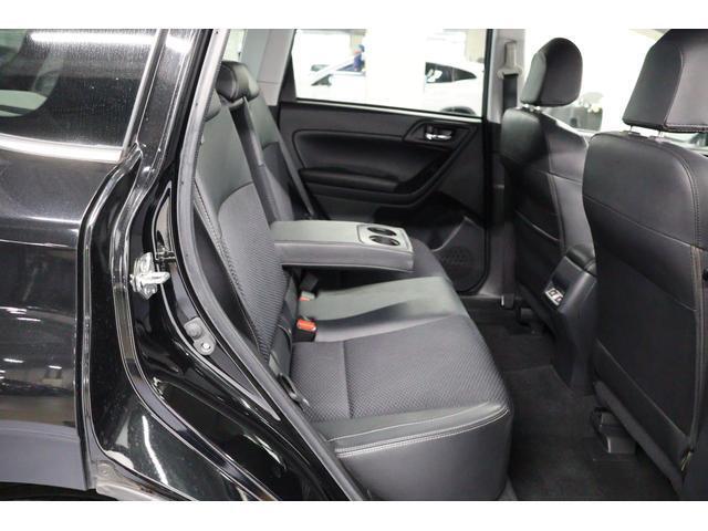 カップホルダー＆コンソールボックス内蔵センターアームレスト付きリヤシート◆後席の方にもゆったりお過ごし頂けます◆