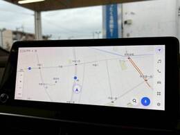 【純正ディスプレイオーディオ】FM・AMラジオやブルートゥース接続など多彩な機能を併せ持っており、インパネ周りがすっきりしてますね！ナビ機能やフルセグTV視聴なども可能です