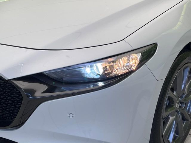【LEDヘッドライト】悪天候や夜間走行時も良好な視界を確保し安心して運転できる高輝度LEDヘッドライトを装備！点灯速度が早く、消費電力も抑えられています。