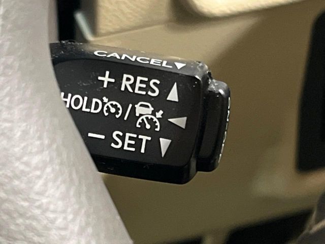 【レーダークルーズコントロール】高速道路での長距離走行が楽に！！自動で速度を保つクルーズコントロールが、衝突軽減システムと連携し、前方の車両を感知して車間を保つように速度調節してくれます！！