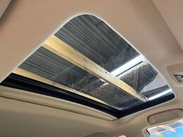 【サンルーフ】開放感たっぷりの希少装備、サンルーフが装着されています！車内に明かりを取り入れたり景色を楽しむ以外にも、車内の空気も簡単に換気できて快適です！