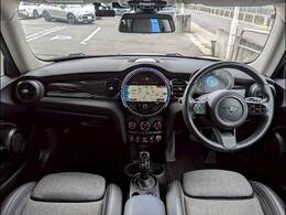 MINIならではのコックピット！！高級感があり、かつシンプルなデザインが飽きがこないとご好評いただいております。スイッチ一つ一つにも「こだわり」とセンスを感じます。