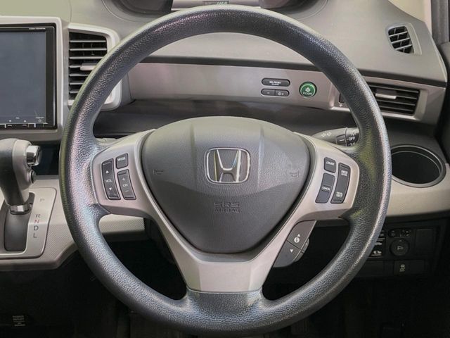 インテリアに合わせたデザインのステアリングは、運転される方のことも考え、運転しやすい形状、大きさです。是非一度、実際に触ってお確かめください。