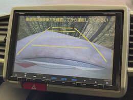 【バックカメラ】駐車時に後方がリアルタイム映像で確認できます。大型商業施設や立体駐車場での駐車時や、夜間のバック時に大活躍！運転スキルに関わらず、今や必須となった装備のひとつです！