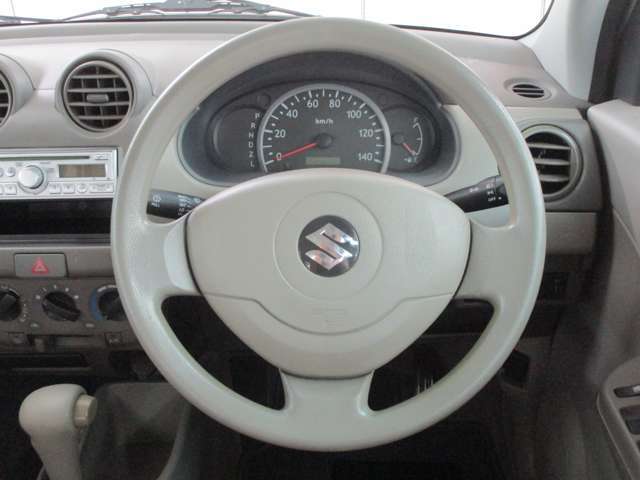 毎日触れるハンドル部分。こちらは傷もなく、キレイに保たれています。もちろん安全を守るエアバックも装備しているので、安心してお乗り頂けます。