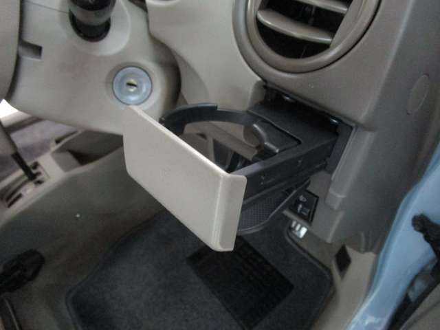 収納できるドリンクホルダーです。使わない時は邪魔にならずに便利です