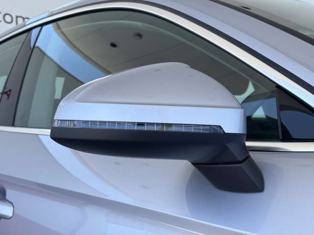 ●アウディサイドアシスト『後方の死角を並走する車両を検知しドアミラーの内側のLEDが点灯。ドライバーに注意を促し事故を未然に防ぐシステムです。』