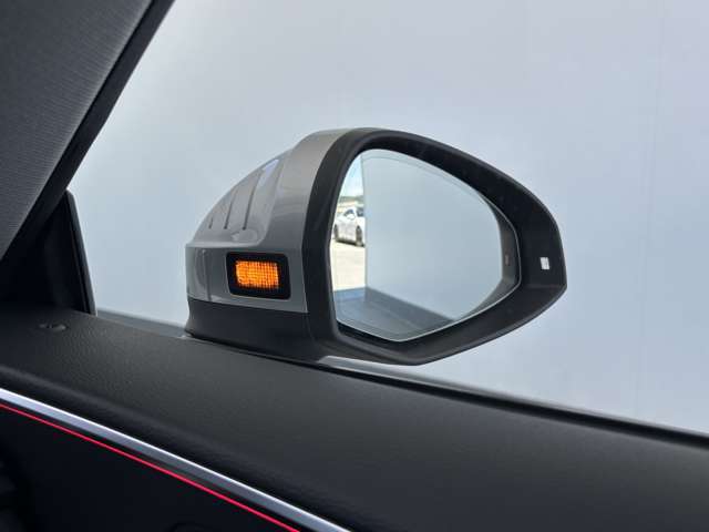●アウディサイドアシスト『後方の死角を並走する車両を検知しドアミラーの内側のLEDが点灯。ドライバーに注意を促し事故を未然に防ぐシステムです。』