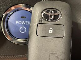 【スマートキー】カバンやポケットに入れたままでもドアの施錠・解錠が可能なスマートキーを装備。エンジンのオン・オフ時もカギを取り出す必要が無いからとっても便利です♪