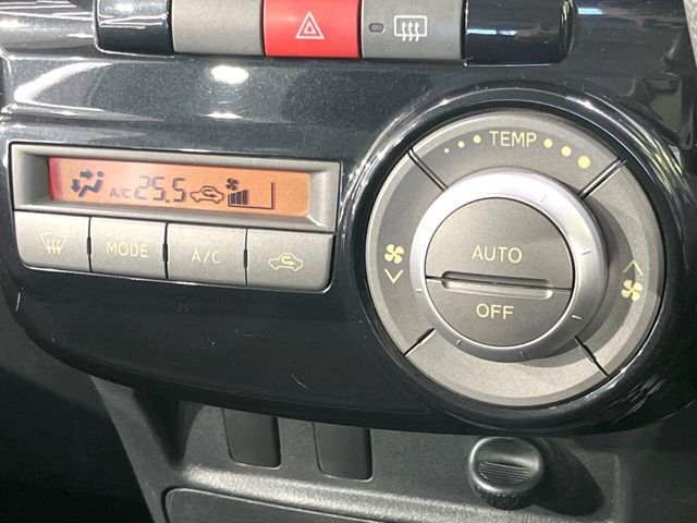 【オートエアコン】一度お好みの温度に設定すれば、車内の温度を検知し風量や温度を自動で調整。暑い…寒い…と何度もスイッチ操作をする必要はありません。快適な車内空間には必須の機能ですね♪