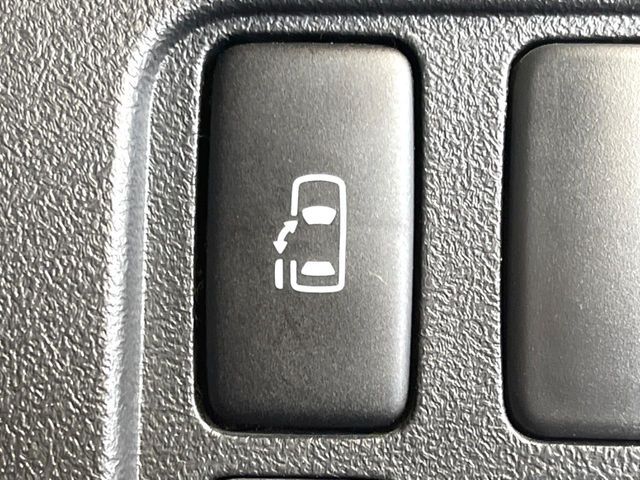 【パワースライドドア】スマートキーや運転席のスイッチでスライドドアの開閉が可能♪電動だから力を入れてドアを開ける必要が無く、小さいお子様でも、重い荷物を持っている時もラクに開け閉めできます♪