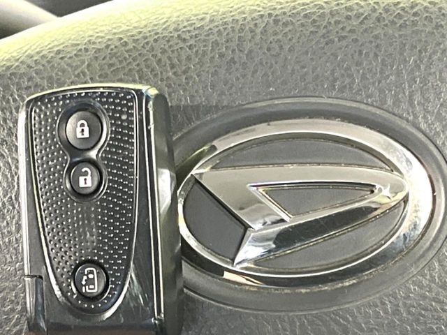 【キーフリーシステム】カバンやポケットに入れたままでもドアの施錠・解錠が可能なスマートキーを装備。エンジンのオン・オフ時もカギを取り出す必要が無いからとっても便利です♪
