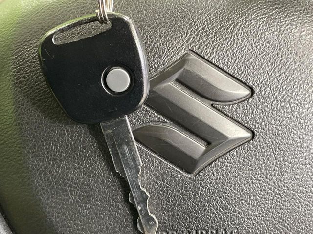【キーレス】少し離れた場所からでもボタン一つでドアの開錠・施錠ができるのでとっても便利！ドアの鍵穴周りに傷をつけることもありません♪