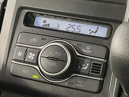 【オートエアコン】一度お好みの温度に設定すれば、車内の温度を検知し風量や温度を自動で調整。暑い…寒い…と何度もスイッチ操作をする必要はありません。快適な車内空間には必須の機能ですね♪
