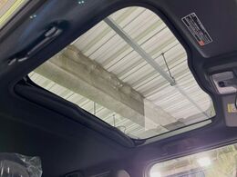 【ガラスルーフ】ガラスルーフ搭載で車内の解放感が一気にアップ！開放的なドライブをお楽しみいただけます。
