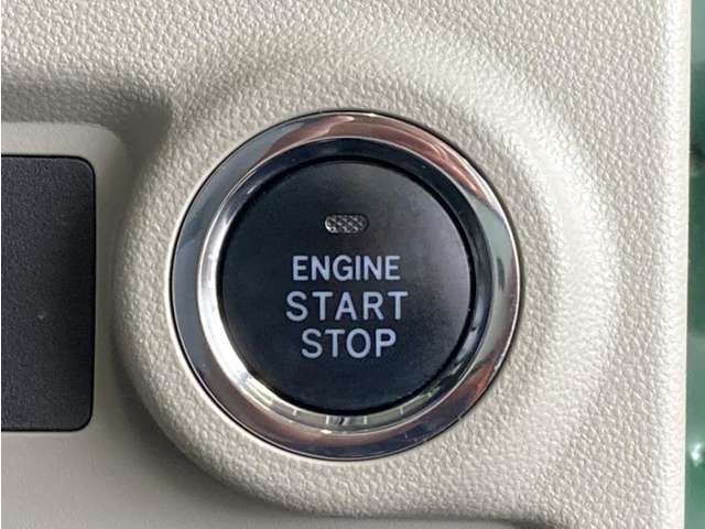 エンジンスタートボタンです。キーが車内にあれば、エンジンの始動・停止はブレーキを踏んでスイッチを押すだけ！キーを取り出す手間を省き、ワンプッシュでエンジンを操作するので簡単でスムーズです。