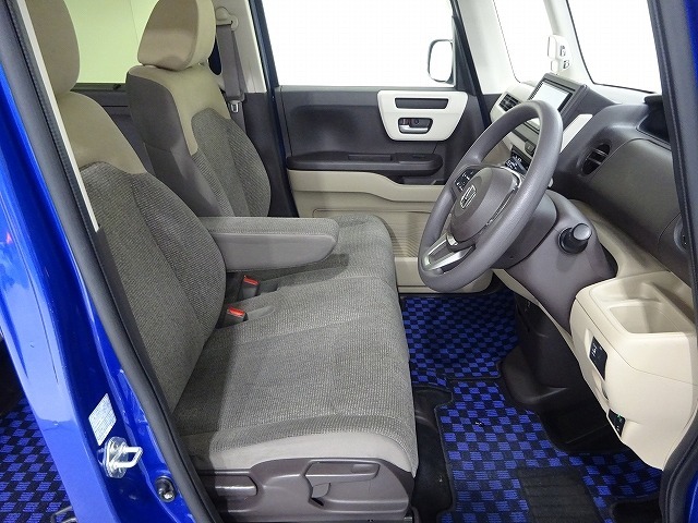 フロントシートはベンチシートです、運転席と助手席の移動が簡単です。真ん中にはアームレストも装備されています！ また運転席シートの高さも調整できます。