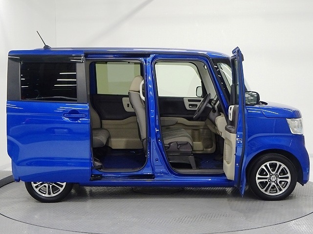 Honda独自のセンタータンクレイアウト、低床設計で床が低くドアも大きく開きますので、女性やお子様、ご年配の方にも一段と乗り降りがしやすくなっています。