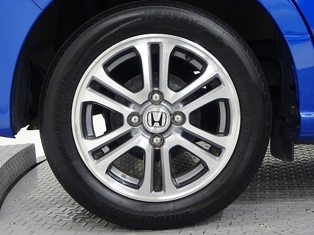 アルミホイールはホンダ純正なので安心！しかも車のデザインにもマッチしています。