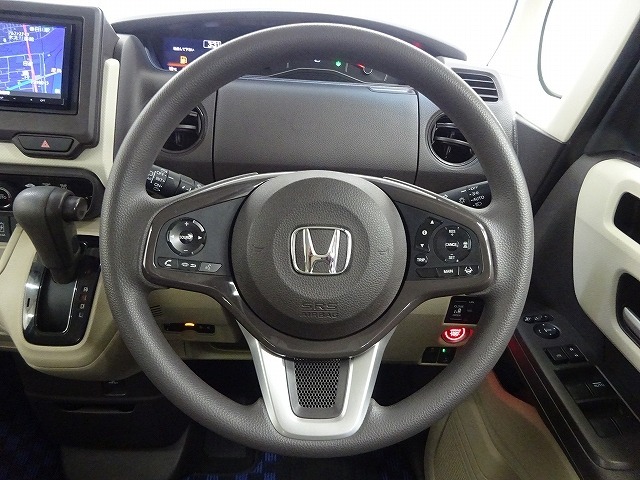 ハンドル左側にはオーディオ操作が出来るオーディオリモートコントロールスイッチ、右側にはHonda SENSINGとオートクルーズコントロールのスイッチを装備！