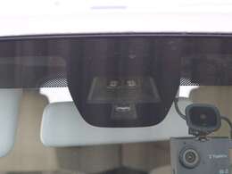 前方の車両等障害物を認識し、追突の危険性が高まったら音や警告灯などで警告し、さらに危険性が高まると自動的にブレーキが作動して衝突回避と被害軽減をアシスト。