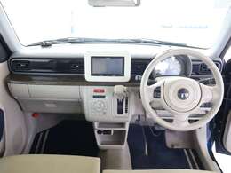 直線基調で落ち着きのあるレトロ感が特徴的です。エアコン回りはネイビーはモード専用のカラーです。