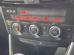 【左右独立型フルオートエアコン】運転席と助手席でそれぞれお好みの温度に設定可能。同乗者にも配慮した、快適な空調をお届け致します。
