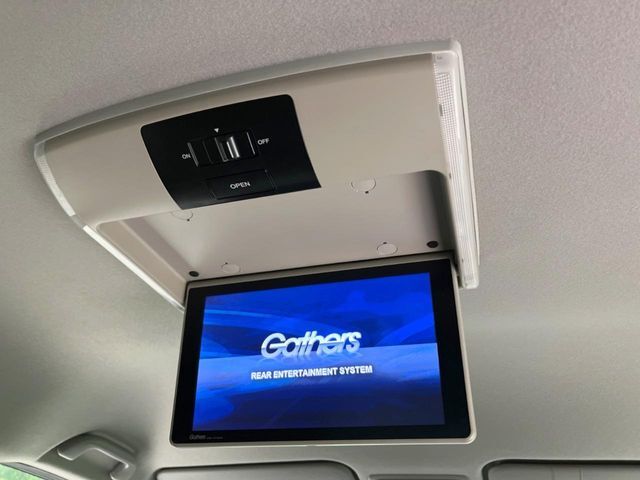 【フリップダウンモニター】大画面モニターで後席でもエンタメをお楽しみいただけます。小さなお子様にも大人気の装備です♪
