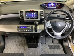 車内は光触媒抗菌消臭施工済です。インパネ周りはスタイリッシュなデザインで機能や装備も充実しています。グローブボックスやカップホルダーのほかにトレーなどたくさんの収納スペースが付いています。