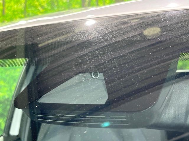 【トヨタセーフティセンス】走行中に前方の車両等を認識し、衝突しそうな時は警報とブレーキで衝突回避と被害軽減をアシスト。より安全にドライブをお楽しみいただけます。