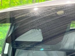 【トヨタセーフティセンス】走行中に前方の車両等を認識し、衝突しそうな時は警報とブレーキで衝突回避と被害軽減をアシスト。より安全にドライブをお楽しみいただけます。