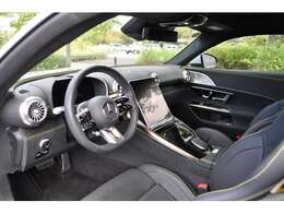 ☆内装はブラックで統一されており、シートも本革シートですので座り心地も快適です。