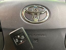 【スマートキー】カバンやポケットに入れたままでもドアの施錠・解錠が可能なスマートキーを装備。エンジンのオン・オフ時もカギを取り出す必要が無いからとっても便利です♪