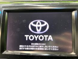 【純正ナビ】人気の純正ナビを装備しております。ナビの使いやすさはもちろん、オーディオ機能も充実！キャンプや旅行はもちろん、通勤や買い物など普段のドライブも楽しくなるはず♪