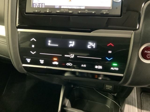 オートエアコンがついていますので、簡単操作で快適に過ごせます。希望の温度に自動調整してくれるのが便利です。