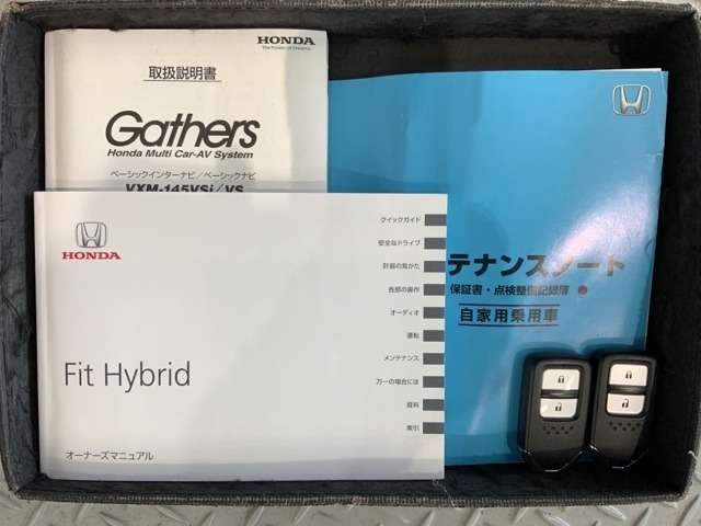 スマートキーは鍵をバッグに入れたままでもドアロックの開閉やエンジンのON・OFFができます。夜間や雨の日も鍵を探さなくて良いので便利です。