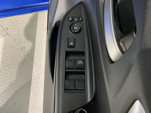 狭い駐車場で便利な電動格納ドアミラーが付いています。