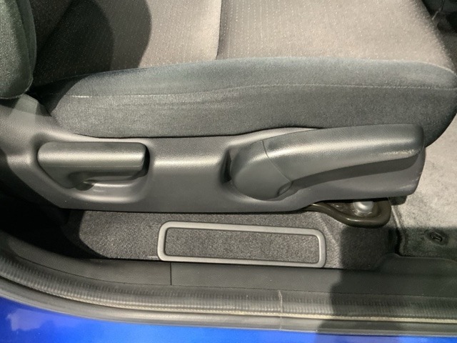 シートハイトアジャスターが付いているので運転姿勢を調整するのに便利ですね。身長に合ったシートポジションは安全運転や疲労軽減にもつながります。