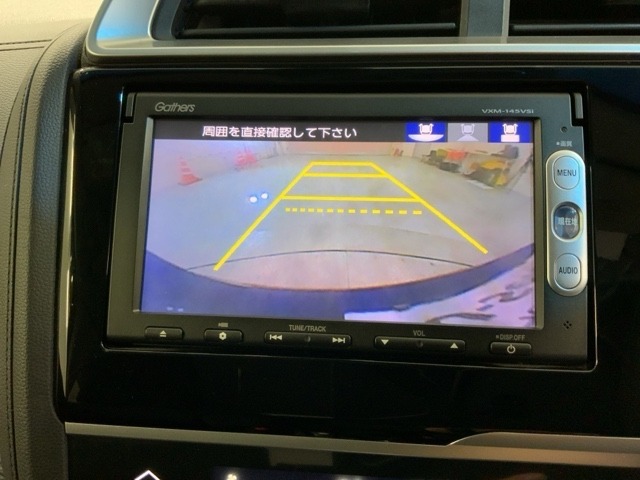 リバースギアに入れるだけで後方の表示へ切り替わります。夜間や雨の日の駐車も楽になりますよ。