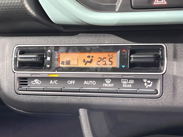 【オートエアコン】一度お好みの温度に設定すれば、車内の温度を検知し風量や温度を自動で調整。暑い…寒い…と何度もスイッチ操作をする必要はありません。快適な車内空間には必須の機能ですね♪