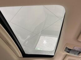 【サンルーフ】開放感たっぷりの希少装備、サンルーフが装着されています！車内に明かりを取り入れたり景色を楽しむ以外にも、車内の空気も簡単に換気できて快適です！