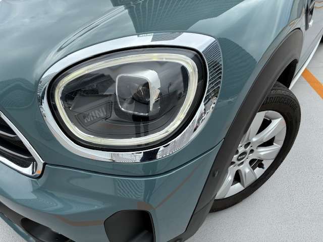 LEDオートヘッドライト＆フォグライトを搭載しております。前方を明るく照らし夜間走行時に非常に重宝いたします。