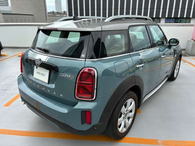 ボディ剛性が非常に良く走行性能の高さが人気のクロスオーバー・クーパーDが入庫しました。オリジナルストライプデカールとの相性が良く、内外装の状態も良好でおススメし易いモデルです。