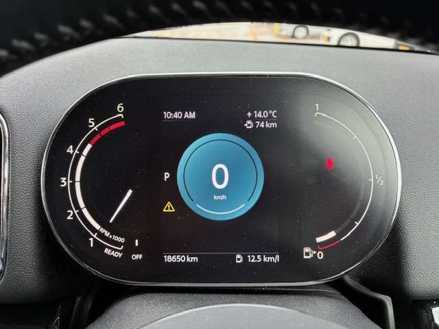 デジタルメーターは視認性が非常に良く、運転時の視線を逸らさず様々な情報の確認が行えます。